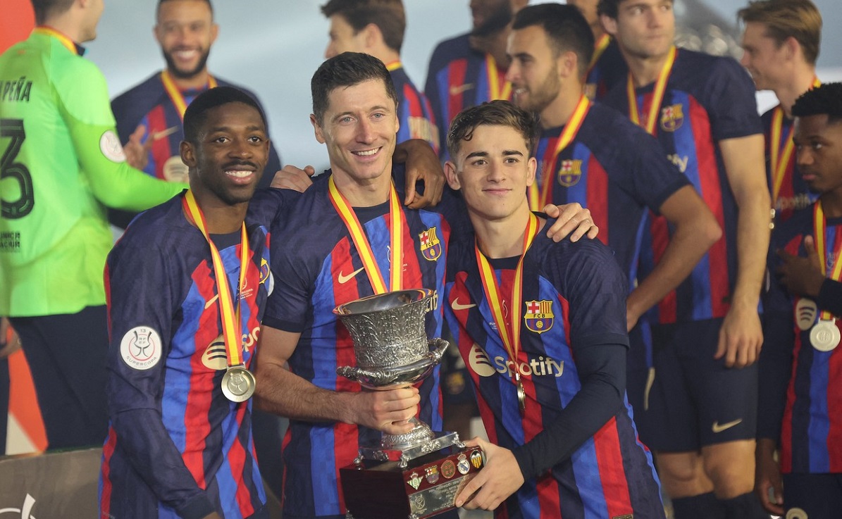 Robert Lewandowski şi Gavi, cu trofeul Supercupei Spaniei