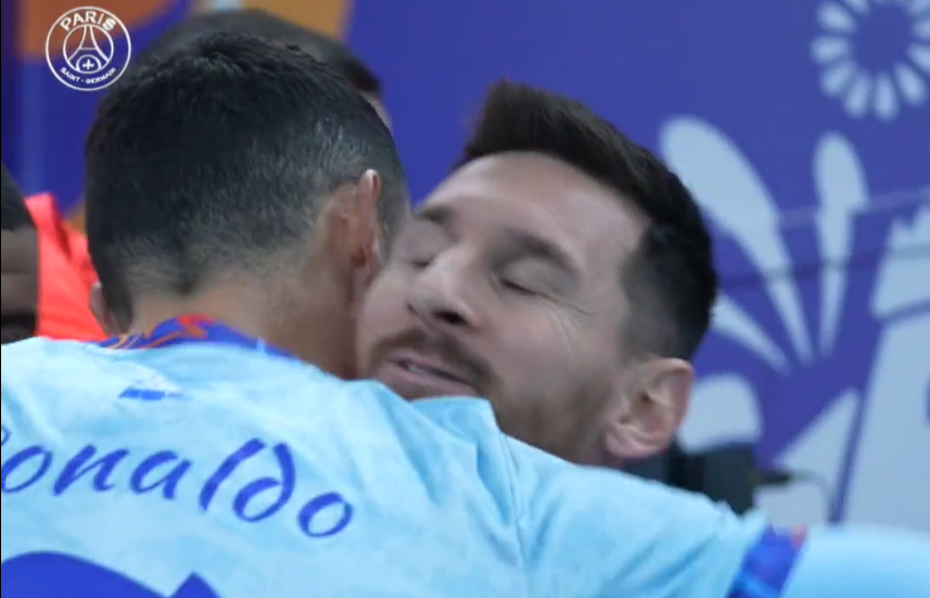 Lionel Messi și Cristiano Ronaldo, în timp ce se îmbrățișează