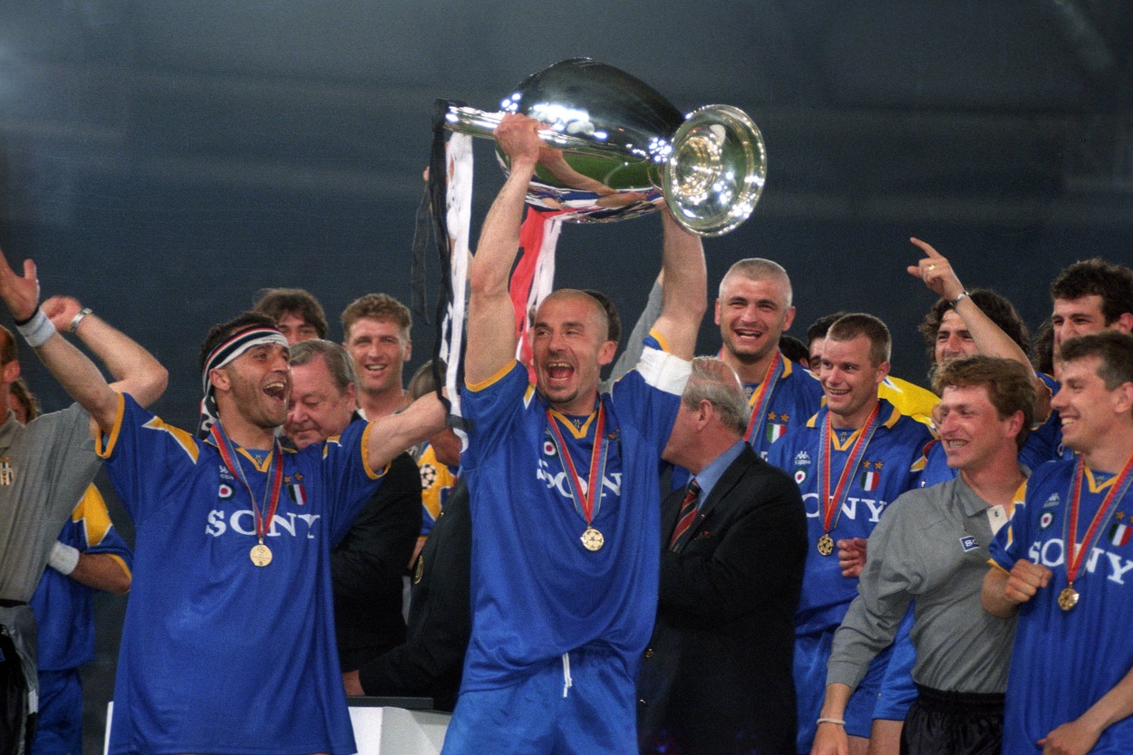 Gianluca Vialli, în timp ce ridică trofeul UEFA Champions League