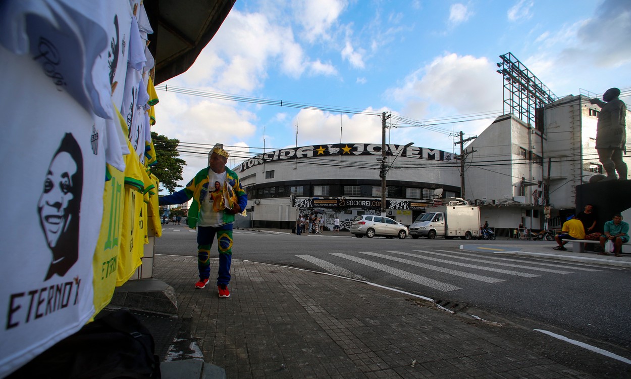Sicriul cu trupul neînsufleţit al lui Pele a fost depus la stadionul celor de la Santos, acolo unde va sta timp de 24 de ore