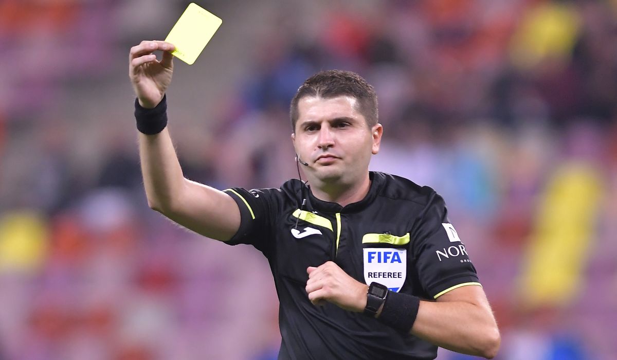 Andrei Chivulete arată cartonașul galben în timpul unui meci
