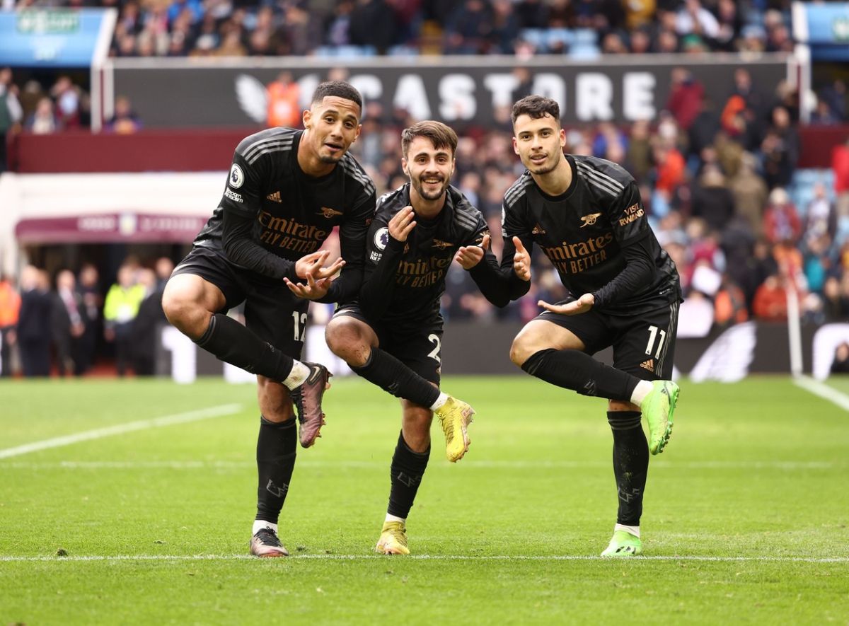 Jucătorii lui Arsenal, sărbătorind după victoria cu Aston Villa / Profimedia
