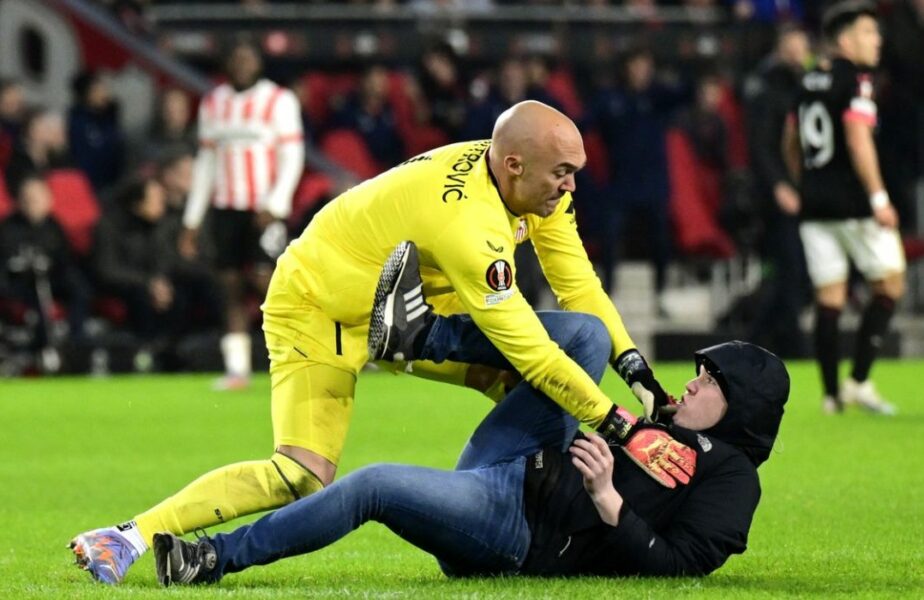 Reacția portarului de la Sevilla, după ce a fost atacat de un fan în meciul cu PSV din Europa League