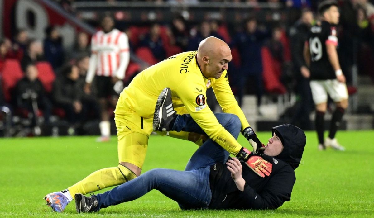 Reacția portarului de la Sevilla, după ce a fost atacat de un fan în meciul cu PSV din Europa League