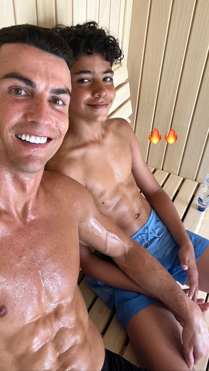 Cristiano Ronaldo și fiul său cel mare la saună / Instagram