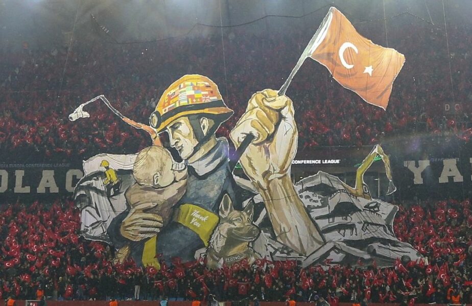 Scenografie emoționantă realizată de turci la primul meci după cutremurele care au distrus țara! România nu a fost uitată pentru ajutorul acordat