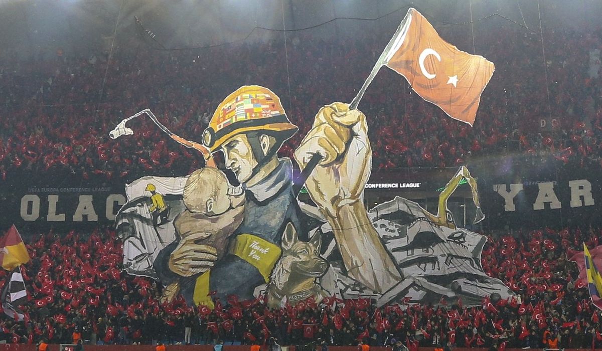 Scenografie emoționantă realizată de turci la primul meci după cutremurele care au distrus țara! România nu a fost uitată pentru ajutorul acordat