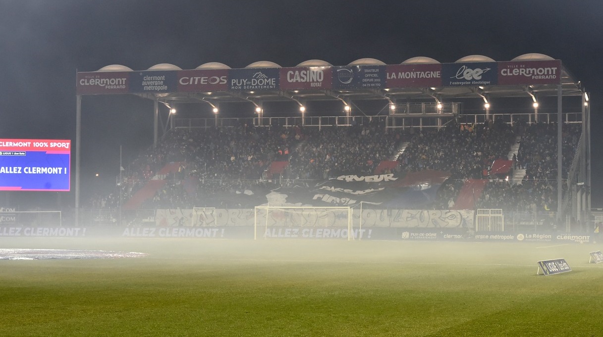Scandal colosal la Clermont - Marseille, startul meciului fiind amânat după ce poliţia a intervenit cu gaze lacrimogene
