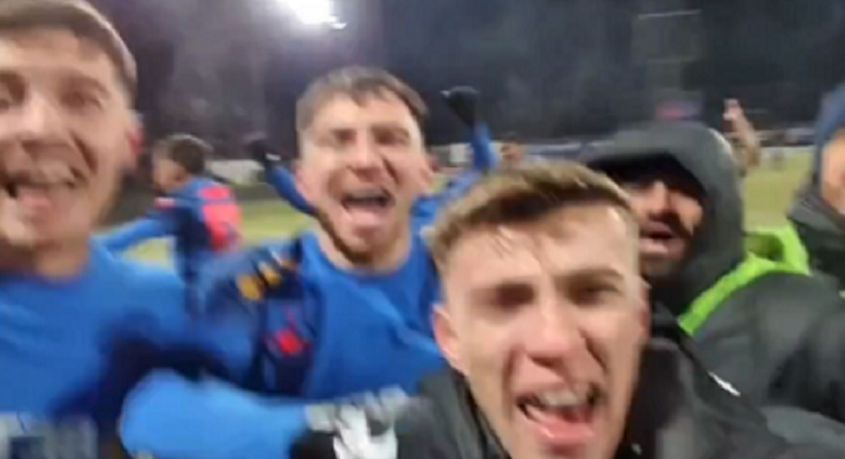 Octavian Popescu a devenit ultras! Imaginile bucuriei de după CFR Cluj – FCSB 0-1: Tu mă înnebunești… Așa vă vrem mereu!”