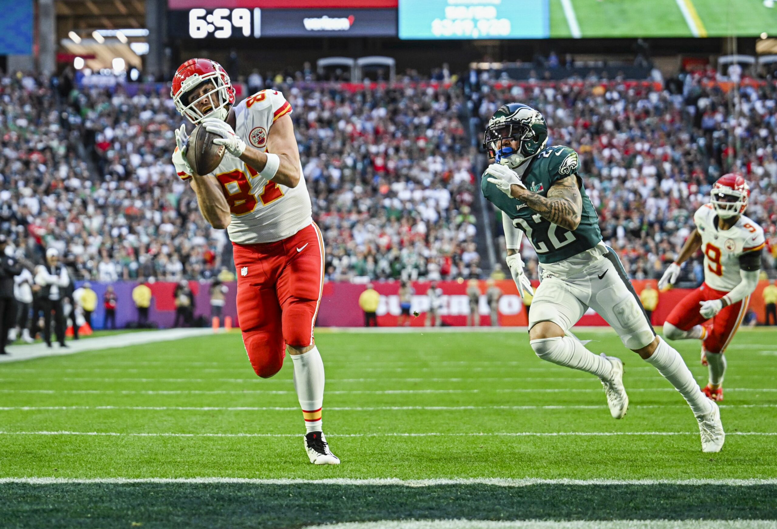 12 February 2023, US, Phoenix: Kansas City Chiefs tight end Travis Kelce makes a catch for a touchdown in the first quarter past the defense of Philadelphia Eagles safety Marcus Epps during the Super Bowl LVII American Football match between Philadelphia Eagles and Kansas City Chiefs at State Farm Stadium. Photo: Nick Wagner/The Kansas City Star via ZUMA Pr/dpa