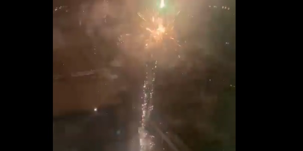 Foc de artificii uriaş, la 2 noaptea, în faţa hotelului unde e cazată Real Madrid, în Liverpool