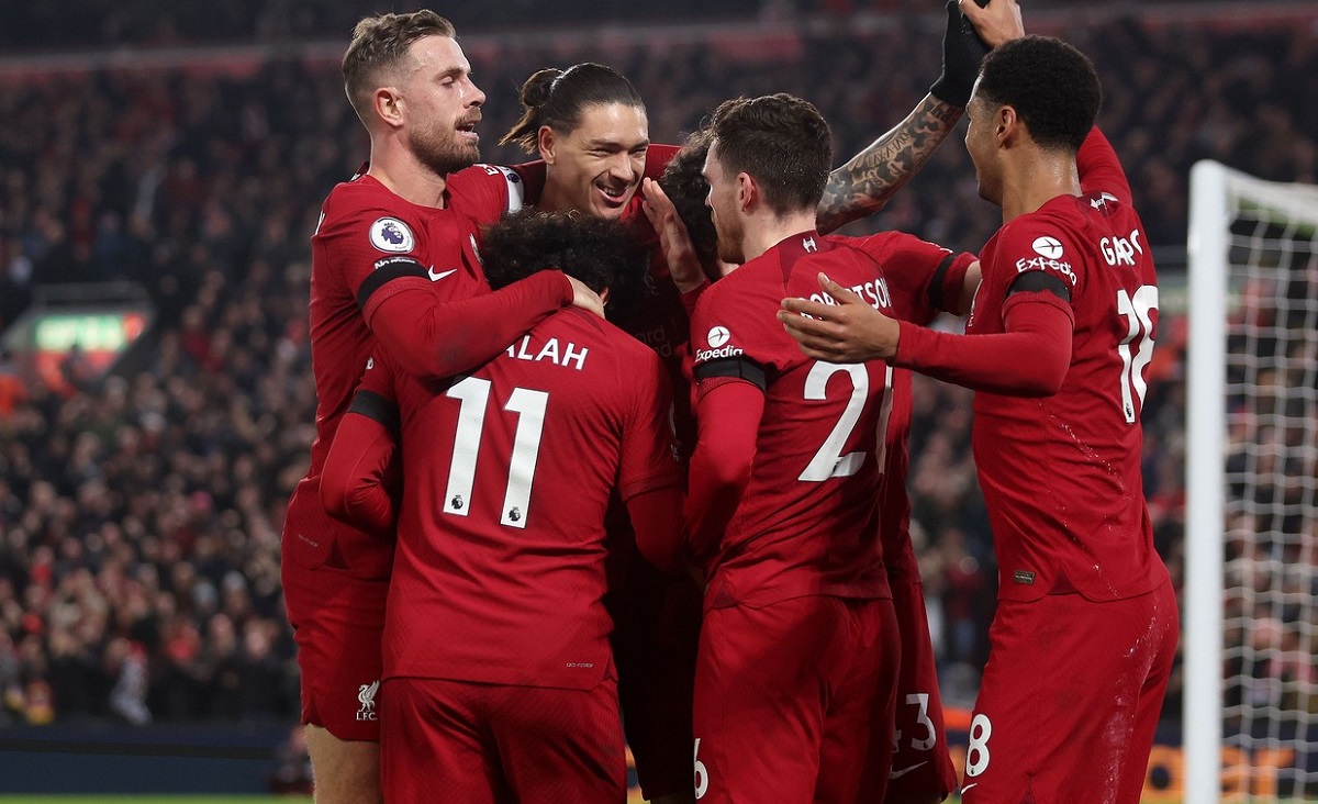 Jucătorii lui Liverpool celebrează un gol înscris în derby-ul cu Everton