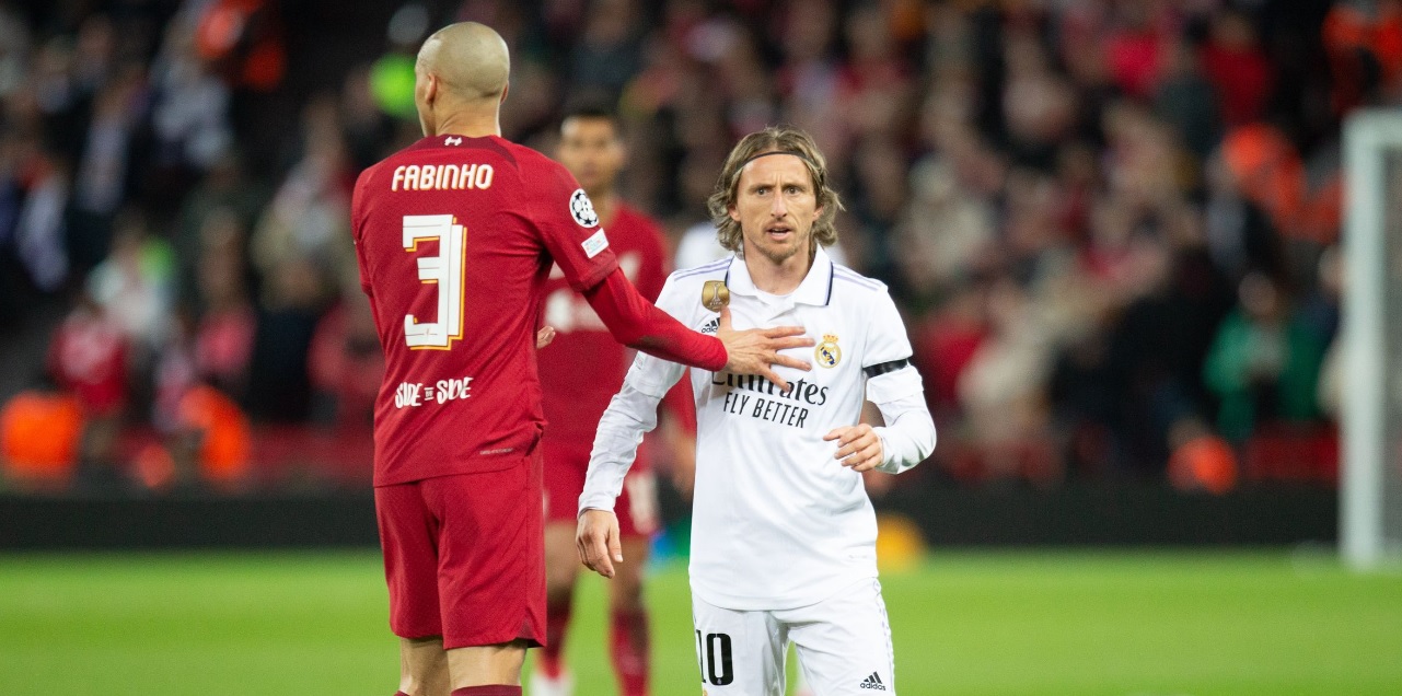 Uriaşii Karim Benzema şi Luka Modric, aplaudaţi de fanii lui Liverpool, pe Anfield Road