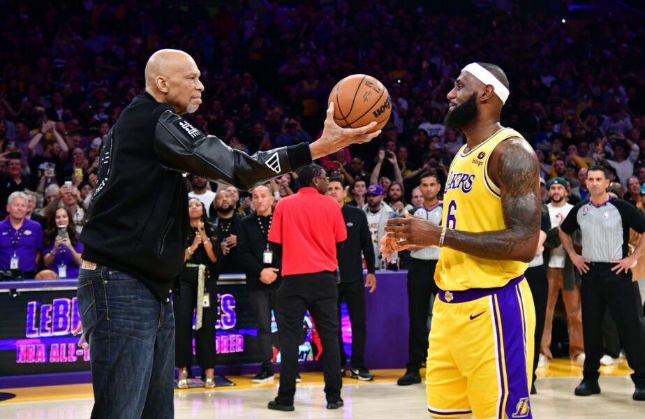 Momente copleşitoare după ce LeBron James a devenit cel mai bun marcator din istoria NBA! Gestul uriaş făcut de Kareem Abdul-Jabbar în faţa lui „King James!”