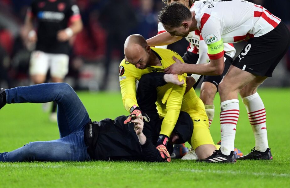 Scene șocante în PSV – Sevilla! Portarul oaspeților a pus la pământ un fan care a încercat să-l atace