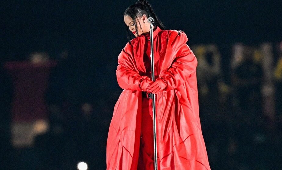 Rihanna, făcută praf după ce a cântat însărcinată la pauza Super Bowl! ”Cel mai slab din istorie. A jignit jumătate din populație”