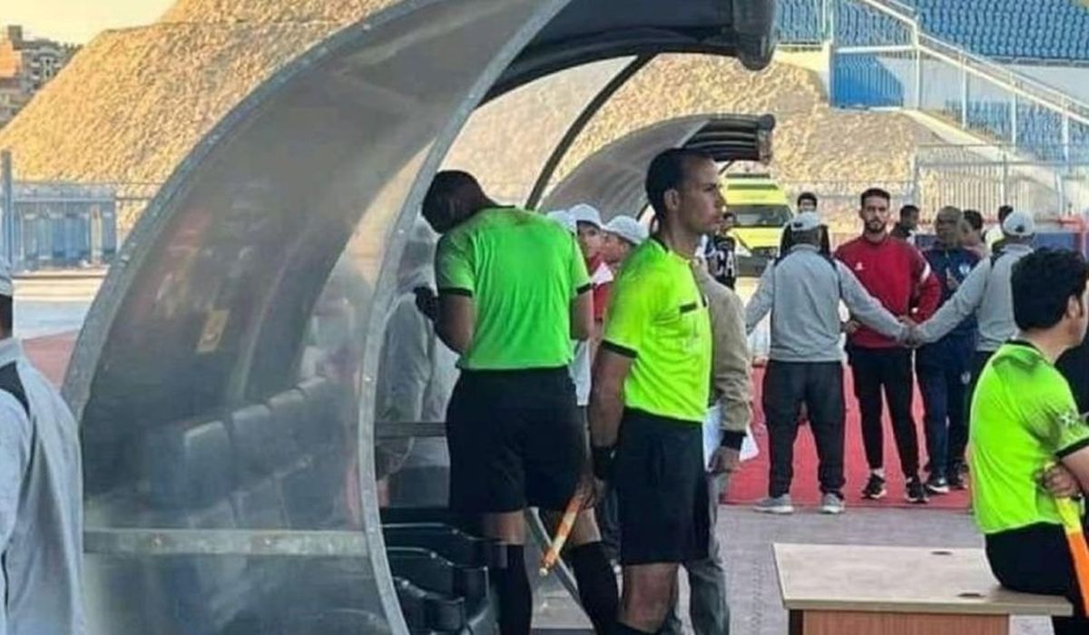 Situație de necrezut în Egipt! Un arbitru a anulat un gol după ce s-a uitat pe telefonul mobil la reluări