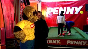 Mascota Ronny le-a dat energie suporterilor care au venit să îi încurajeze pe tricolorii lui Edi Iordănescu