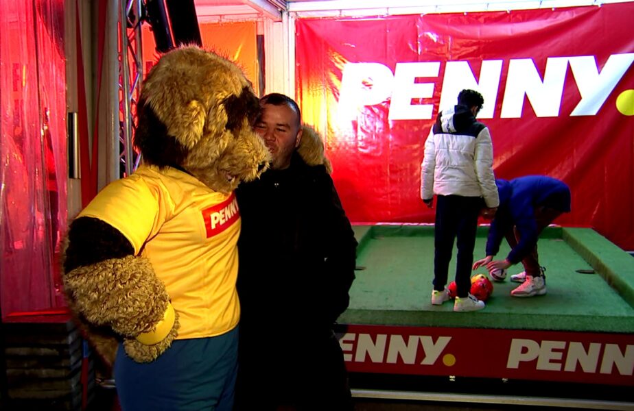 Fanii României, distracție la Arena Naţională. Mascota Ronny le-a dat energie suporterilor care au venit să încurajeze tricolorii