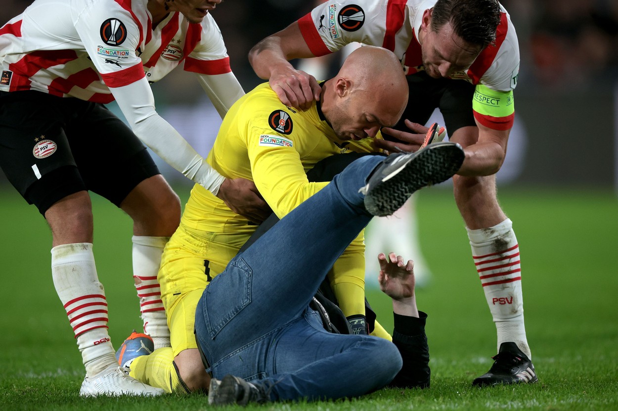 PSV Eindhoven l-a interzis 40 pe stadion pe suporterul care l-a atacat pe portarul de la Sevilla