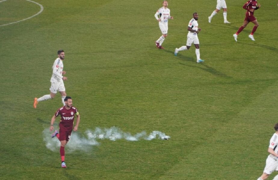 Arbitrul Marcel Bîrsan nu a oprit meciul CFR Cluj – U Cluj, deși terenul era „invadat” de fumigene!
