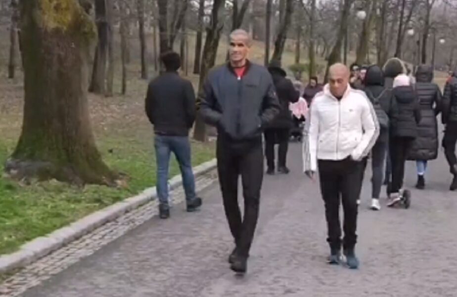 Rivaldo, batjocorit într-un parc din Craiova: „De unde ți-ai luat, mă, mersul ăsta?!”