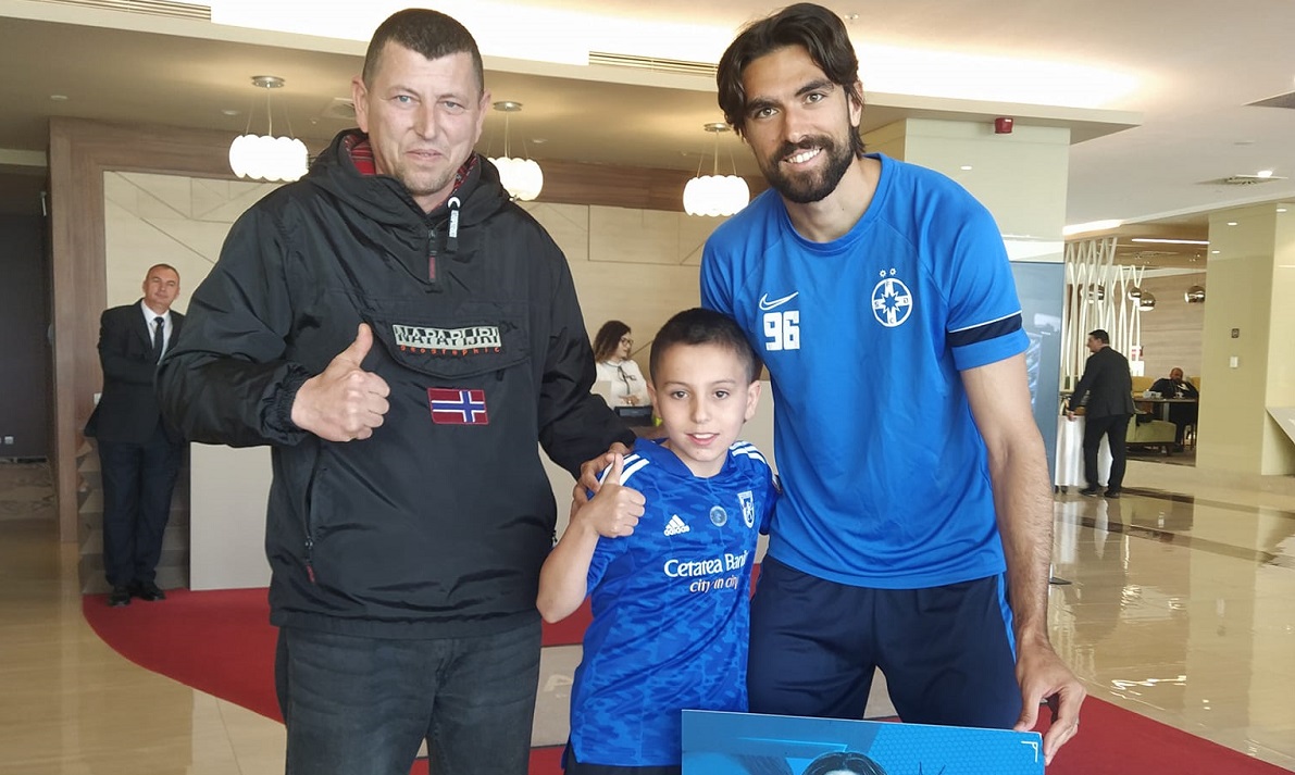 Andrea Compagno, cadou pentru un suporter de la FC U Craiova, înaintea derby-ului Universitatea Craiova – FCSB!
