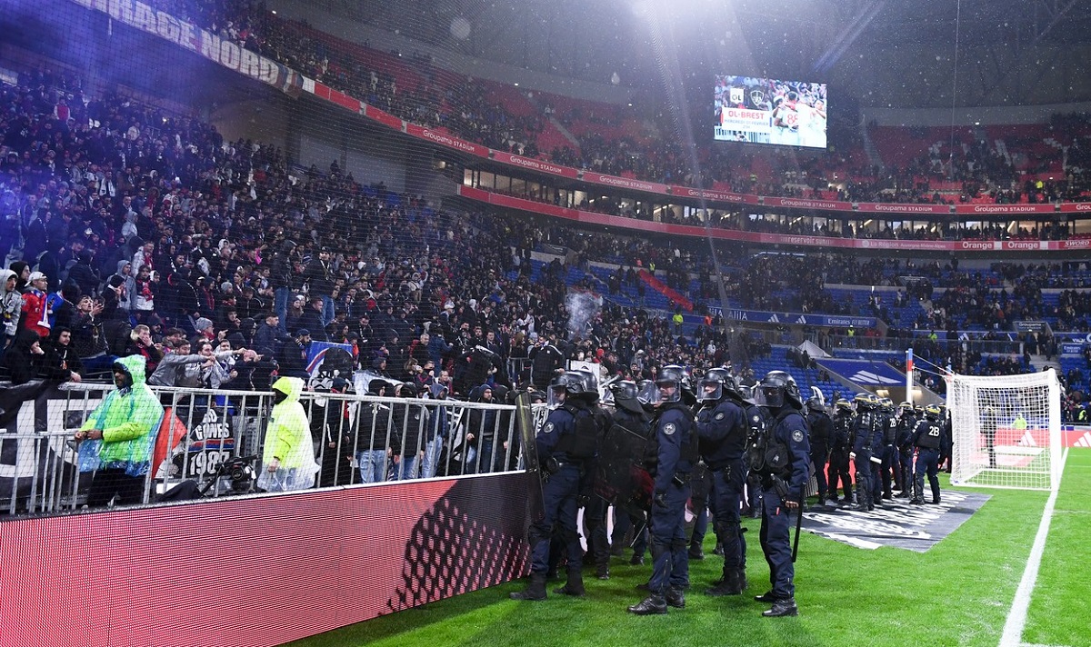 Doi suporteri ai lui Olympique Lyon, condamnaţi la închisoare cu executare. Decizia pronunţată înaintea meciulului din semifinalele Cupei Franţei