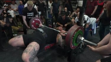 „Muntele” Hafthor Bjornsson a încercat să spulbere un record şi a ridicat 252.5 kg la piept. Au urmat momente de panică şi o accidentare teribilă!