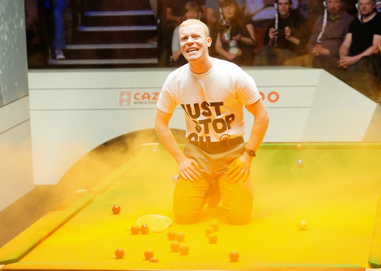 Scene şocante la Campionatul Mondial de snooker. Un protestatar s-a urcat pe masă şi a împrăştiat un praf de culoare portocalie