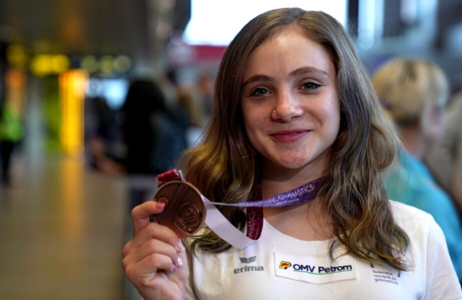 Sabrina Voinea a revenit în ţară, după ce a câştigat medalia de bonz la Campionatele Europene de gimnastică: „Vreau să o întrec pe mama”
