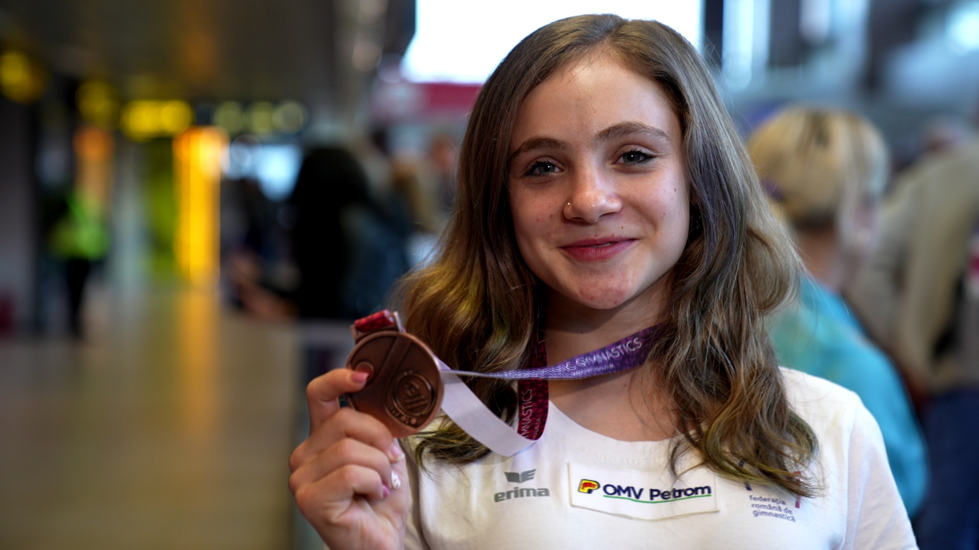 Sabrina Voinea a revenit în ţară, după ce a câştigat medalia de bonz la Campionatele Europene de gimnastică