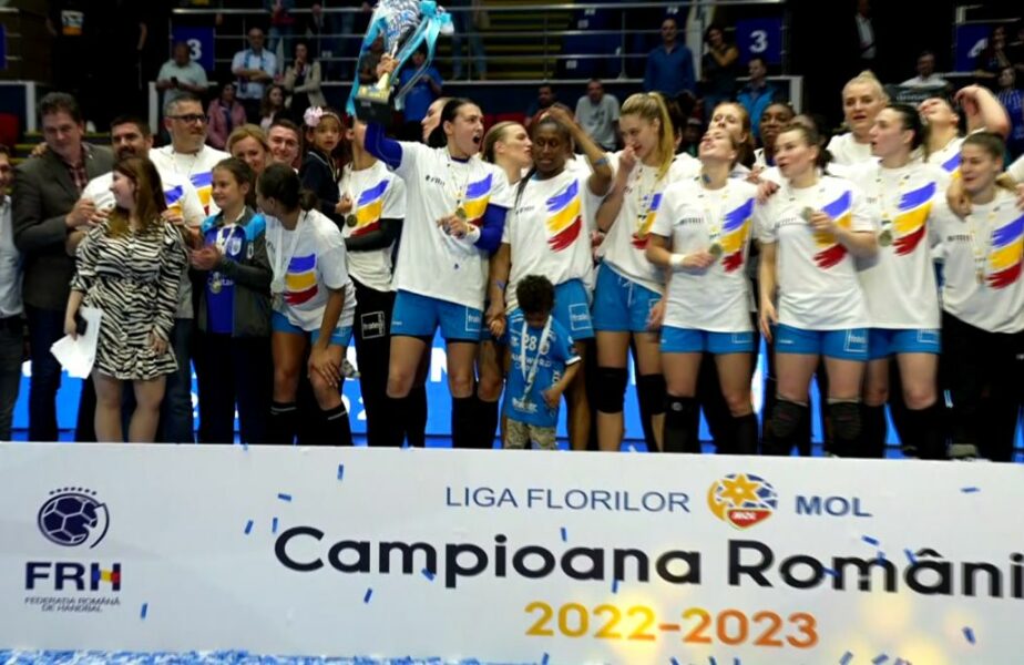 CSM Bucureşti, sărbătoare pentru câştigarea titlului! Cristina Neagu şi colegele ei au primit medaliile de campioane în faţa fanilor!