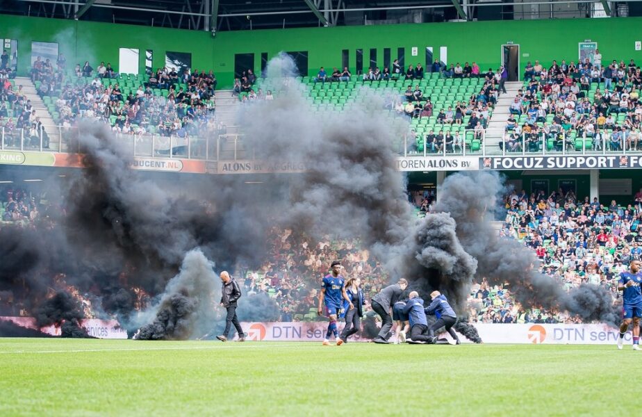 Scene uluitoare la meciul Groningen – Ajax! Partida a fost suspendată definitiv după ce fanii au aruncat cu torţe pe teren