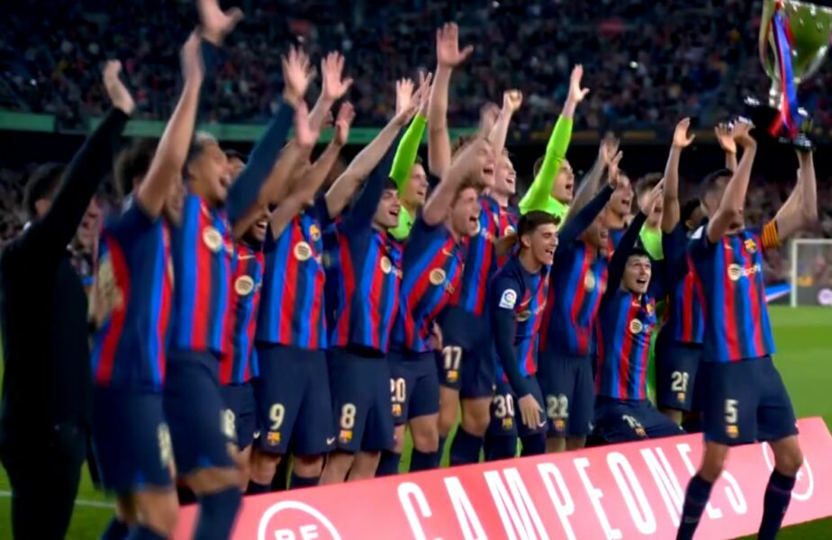 Jucătorii Barcelonei au primit trofeul La Liga! Sărbătoare de zile mari pe Camp Nou! Xavi: „Mulţumim pentru sprijinul necondiţionat”