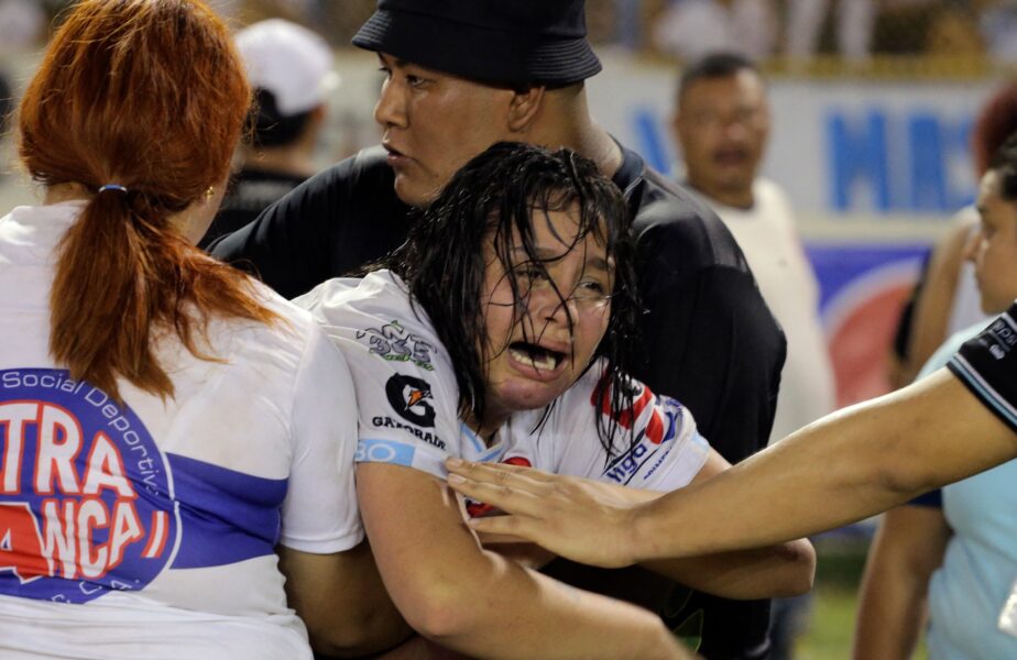Tragedie pe un stadion din El Salvador! Cel puțin nouă persoane au murit