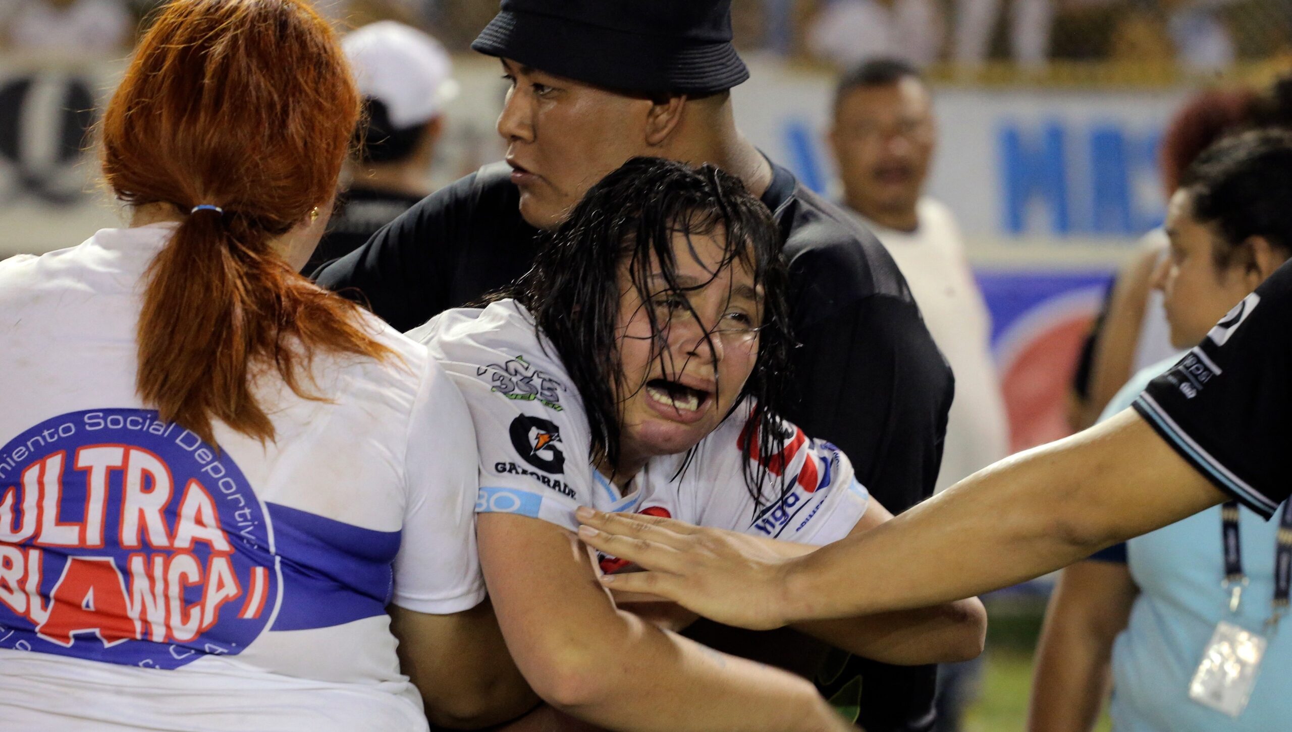 Tragedie pe un stadion din El Salvador! Cel puțin nouă persoane au murit