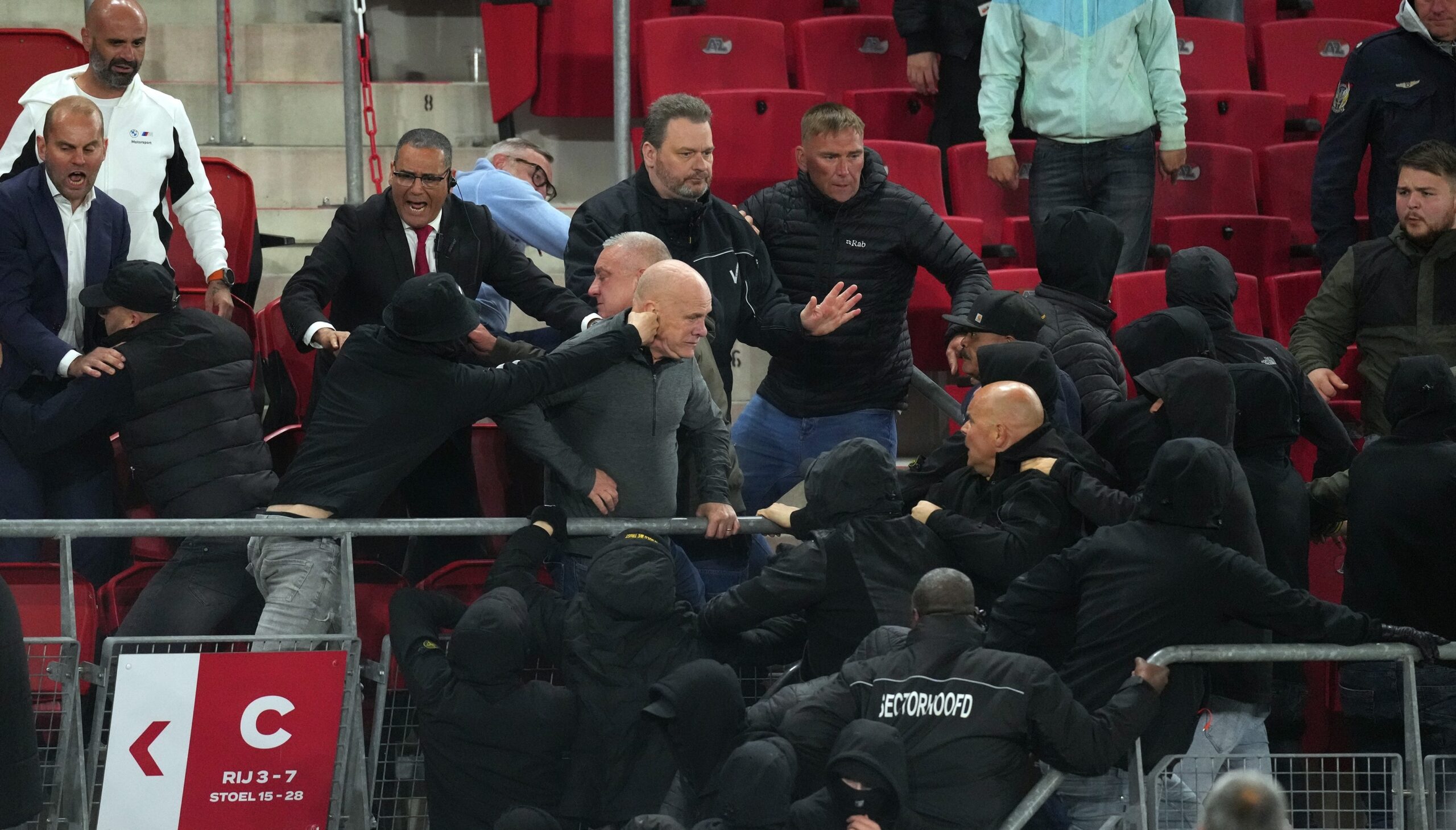 Ultrașii lui Alkmaar au atacat familiile jucătorilor lui West Ham