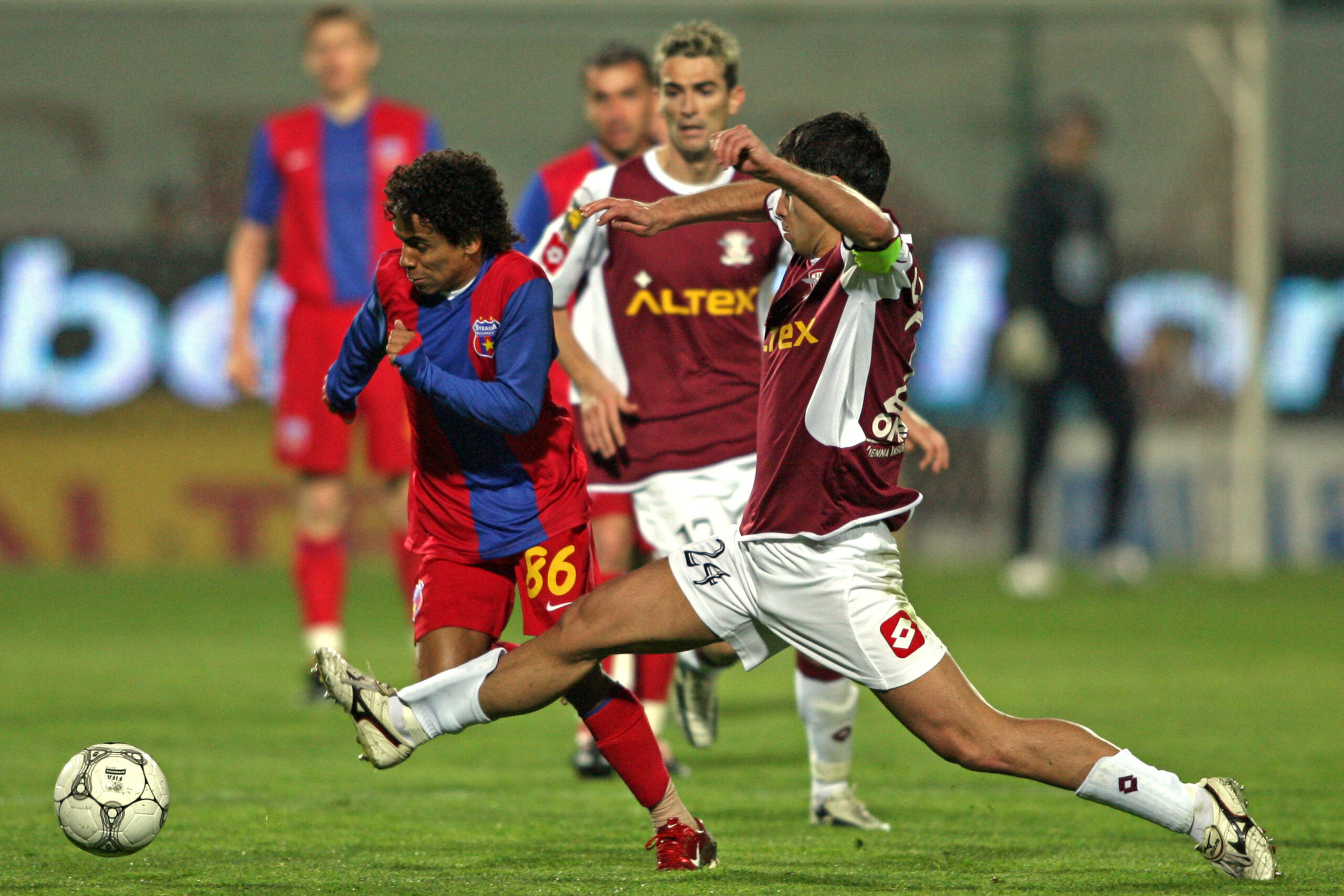 Jucatorul echipei de fotbal Steaua Bucuresti, Jose Xavier Elton (S), lupta pentru balon, duminica 1 aprilie 2007, cu jucatorul echipei Rapid Bucuresti, Vasile Maftei, intr-o partida din etapa a XXIV-a, a Ligii I la fotbal.