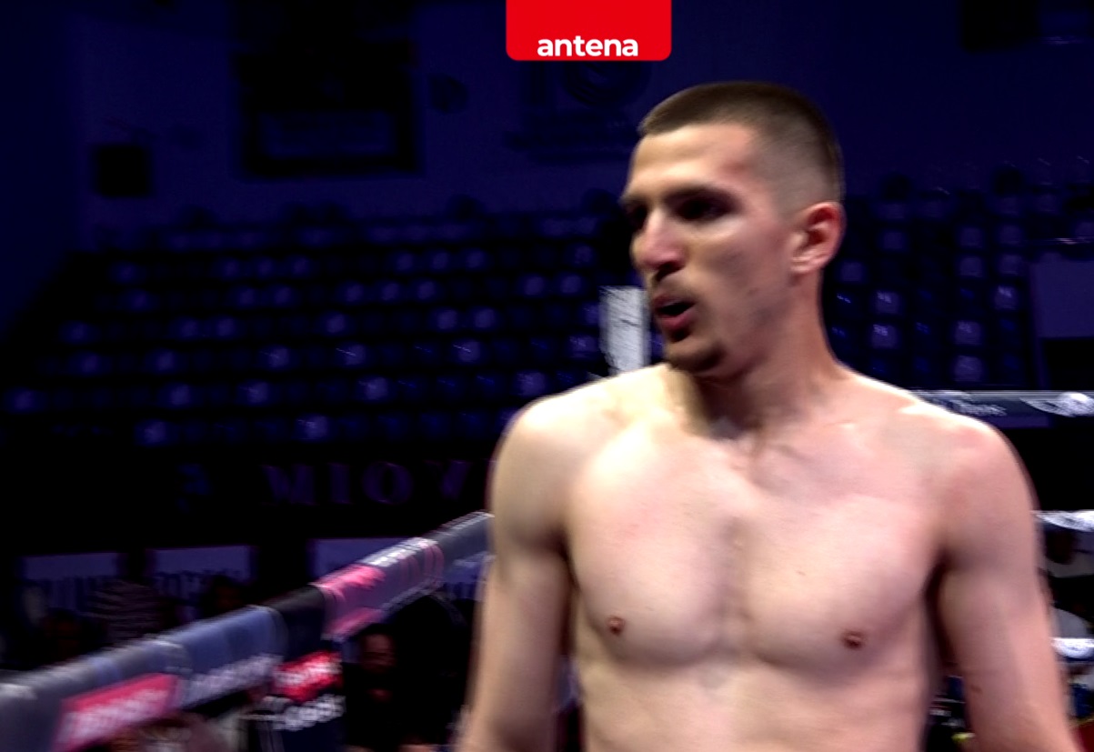 Claudiu Ienci l-a făcut KO pe George Mehedinţeanu în gala de box „Mondial în ţara mea”, în direct în AntenaPLAY