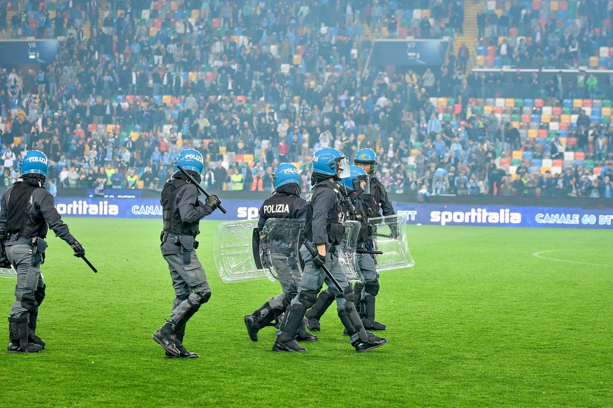 The police try to stop the fans during the pitch invasion  during  Udinese Calcio vs SSC Napoli, italian soccer Serie A match in Udine, Italy, May 04 2023-Ettore Griffoni/LiveMedia / ipa-agency.net//IPAPRESSITALY_IPA_IPA37725211/Credit:Ettore Griffoni/LiveMedia/SIPA/2305050844,Image: 773971482, License: Rights-managed, Restrictions: , Model Release: no