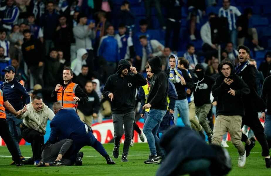 Scene şocante după pe Barcelona a câştigat titlul! Ultraşii lui Espanyol au intrat pe teren, iar jucătorii lui Xavi au luat-o la fugă spre vestiare