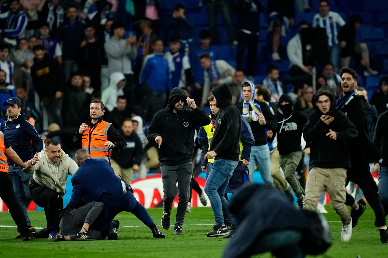 Scene şocante după pe Barcelona a câştigat titlul! Ultraşii lui Espanyol au intrat pe teren, iar jucătorii lui Xavi au luat-o la fugă spre vestiare