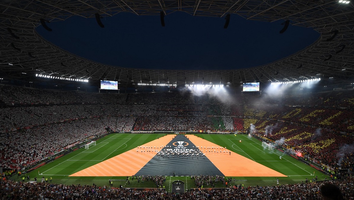 Scenografii spectaculoase ale fanilor de la Sevilla şi AS Roma