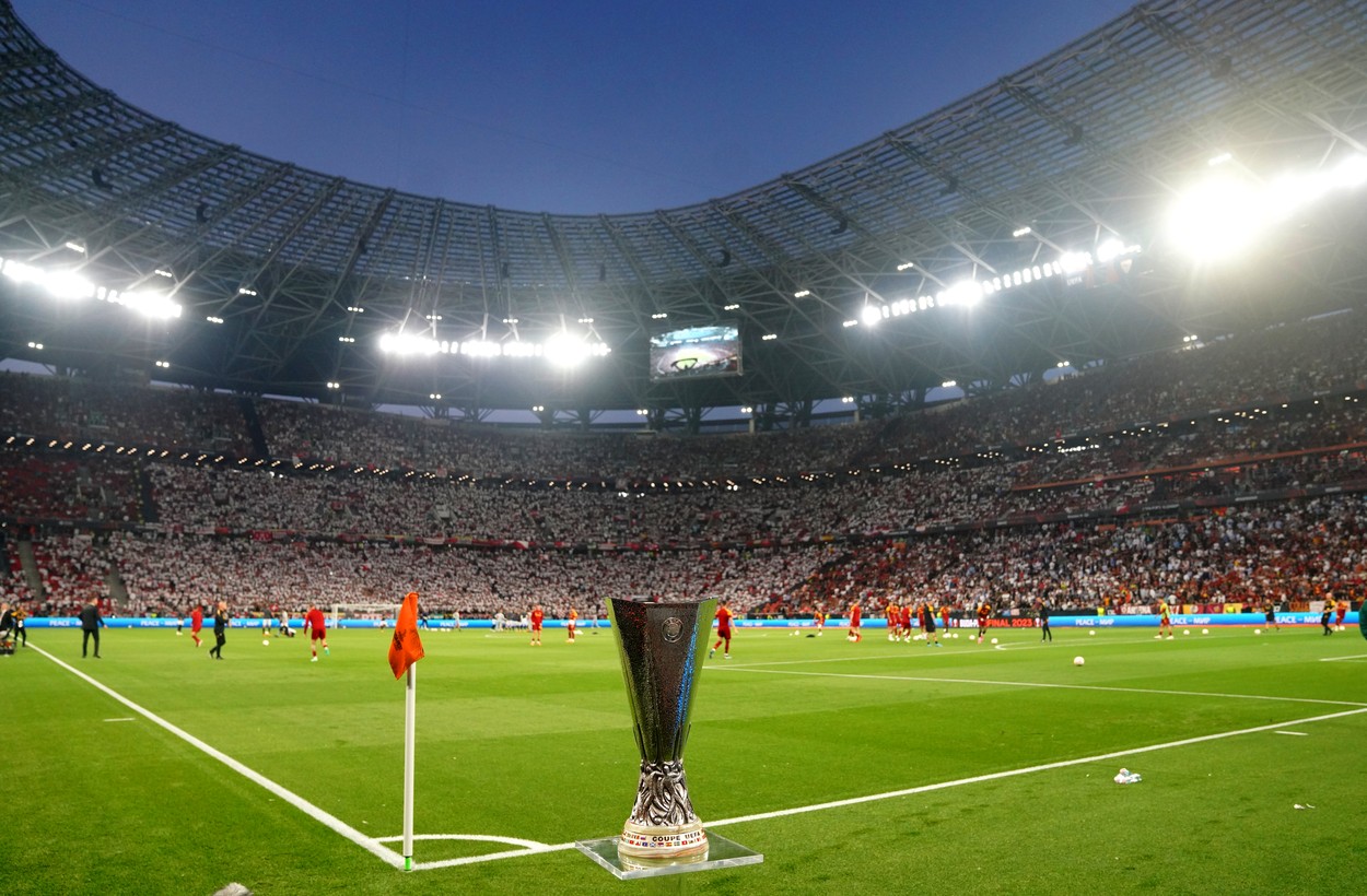 Scenografii spectaculoase ale fanilor de la Sevilla şi AS Roma