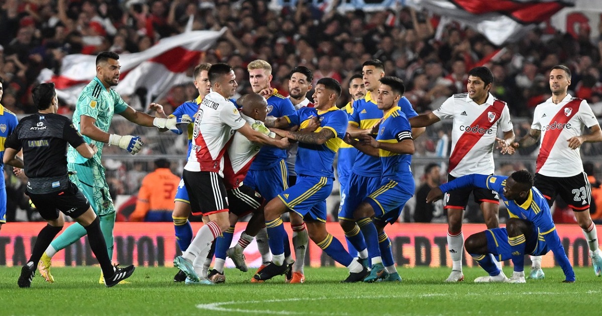Derby nebun între River Plate şi Boca Juniors! Şapte jucători au fost eliminaţi şi trei dintre ei au ajuns la poliţie