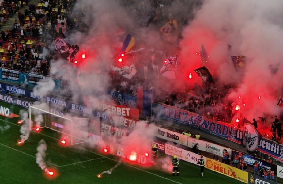 Meciul FCSB – Rapid a fost întrerupt! Fanii roş-albaştri au aruncat torţe pe gazon şi au avut scandări rasiste!