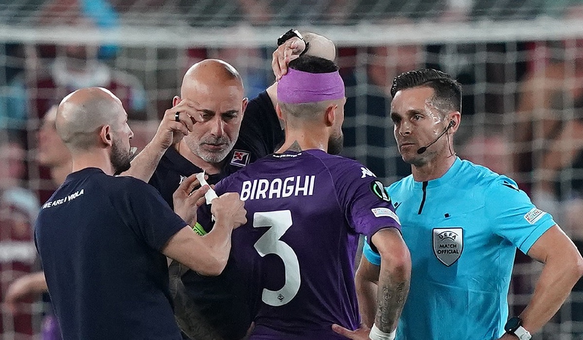 Fanii lui West Ham i-au spart capul căpitanului Fiorentinei în timpul finalei Conference League de la Praga