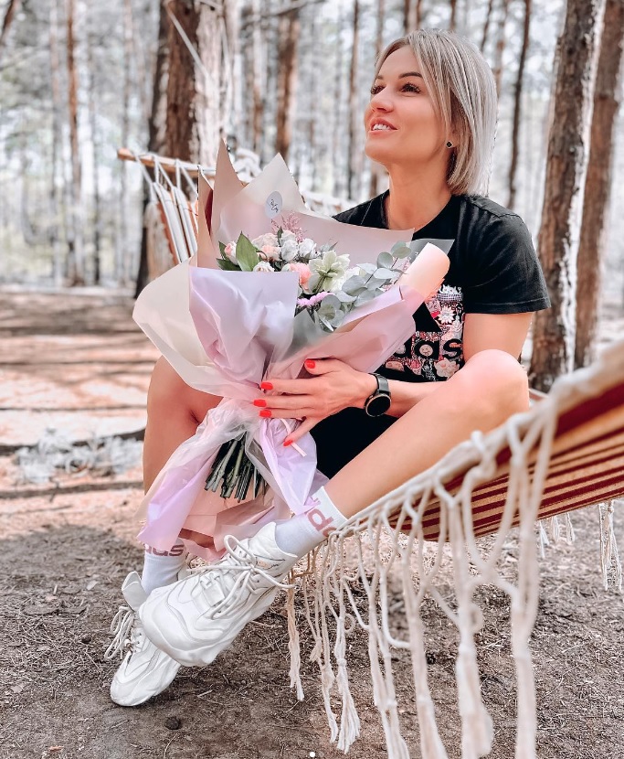Yulia Chernitskaya e antrenoarea de fitness din Ucraina, care s-a refugiat cu un an în urmă în România / Instagram fitness_mama_ua