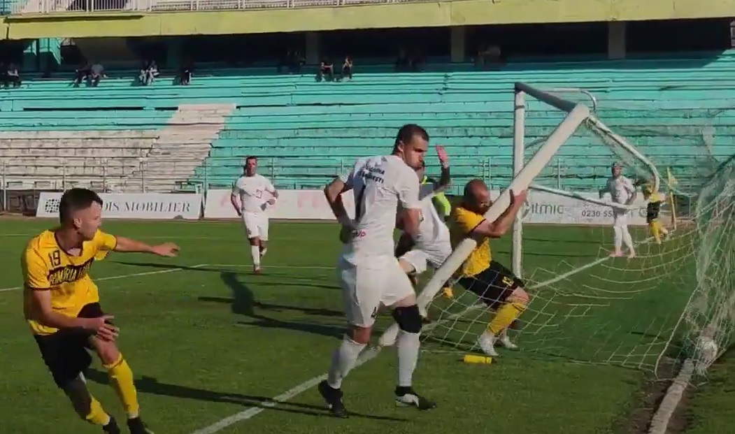 Moment inedit la un meci din Cupa României, după ce bara unei porţi s-a rupt